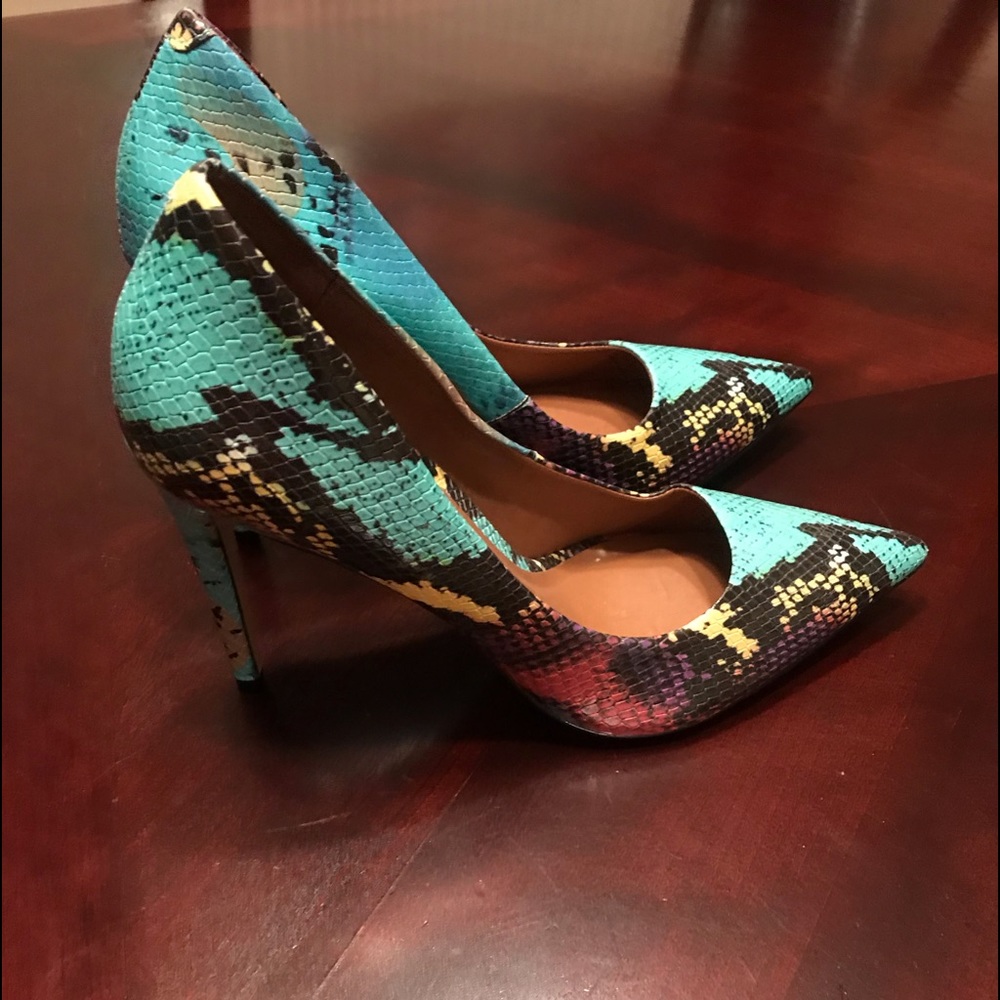 Like New SM Multicolored Snake skin Pumps